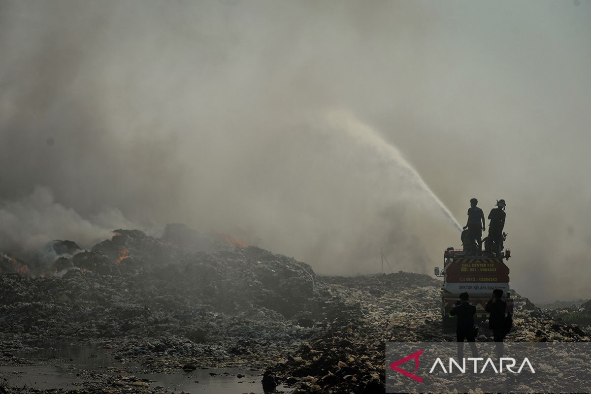 Medical teams on 24-hour standby to anticipate impacts of Jatiwaringin landfill fire