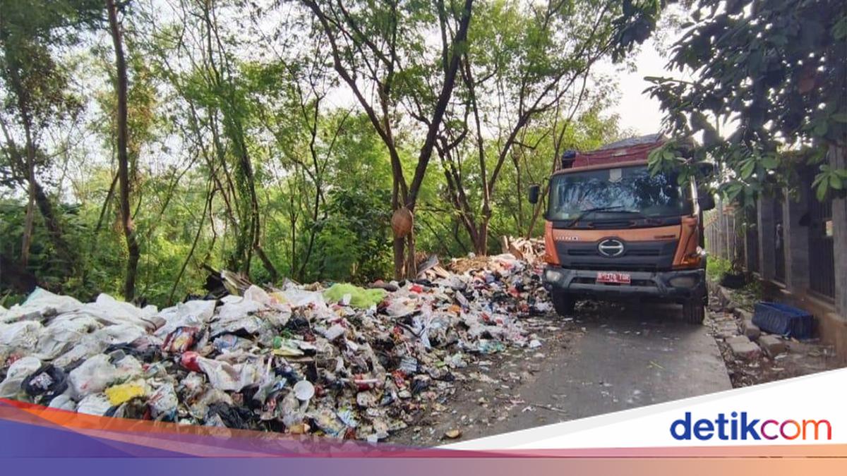 Viral Mountain of Rubbish on East Jakarta Roadside Now Cleared