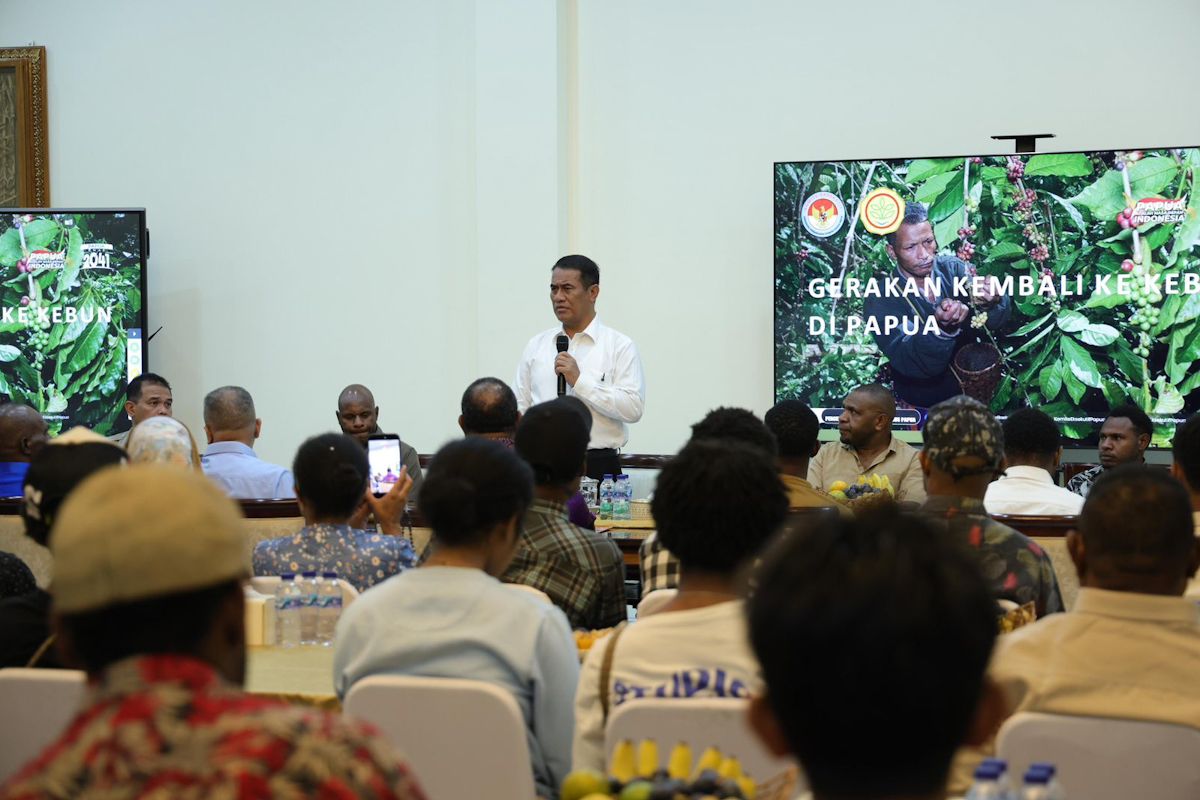 Minister of Agriculture Engages 150 Papuan Students in 'Back to Farming' Movement