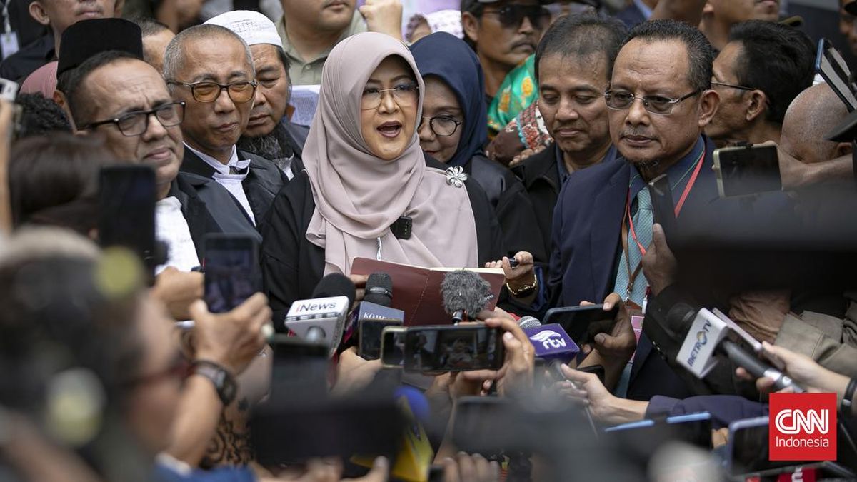 Doctor Tifa Rejects Peace with Jokowi in Diploma Case Trial