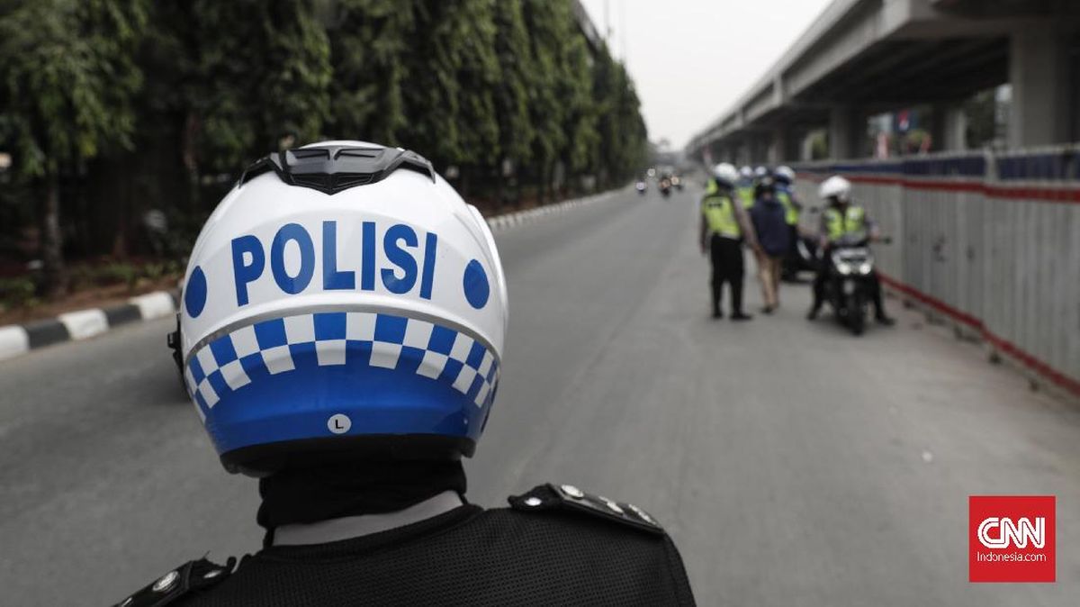 Viral Video Allegedly Shows Minister's Escort Squeezing Driver in Senayan