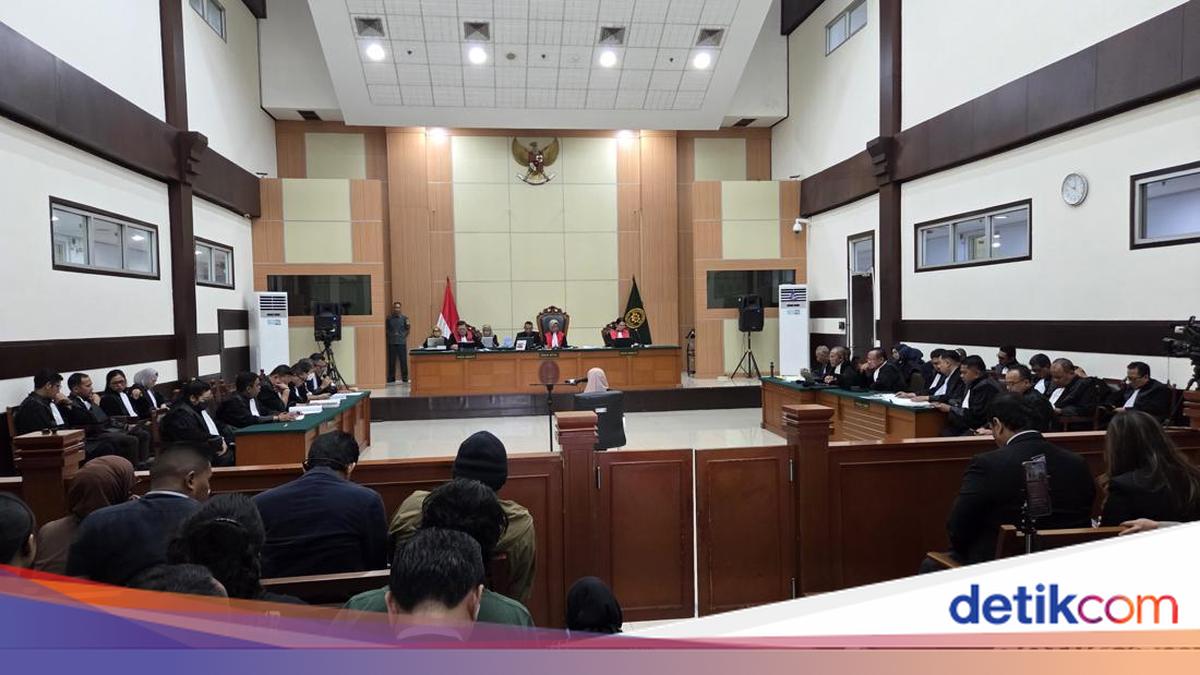 Dr Tifa Rejects Peace Deal with Jokowi in Defamation Case