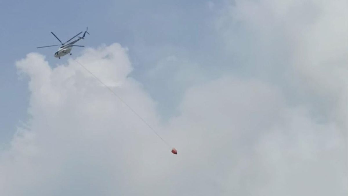 Two Helicopters Deployed in Water Bombing Operation to Extinguish Jatiwaringin Landfill Fire
