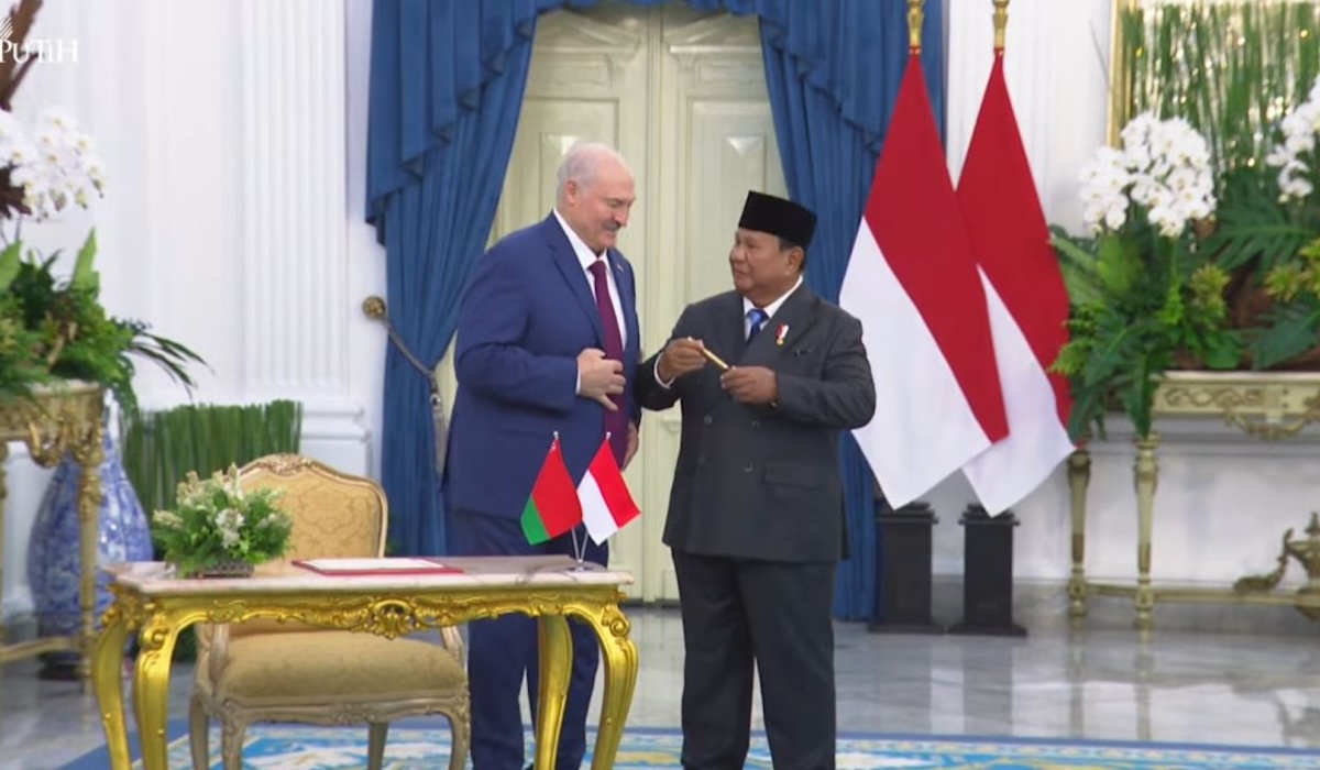 President Prabowo's Surprised Expression After Receiving Pen from Belarusian President Lukashenko