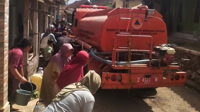 West Java Declares Drought Emergency as Residents Queue with Jerry Cans for Clean Water