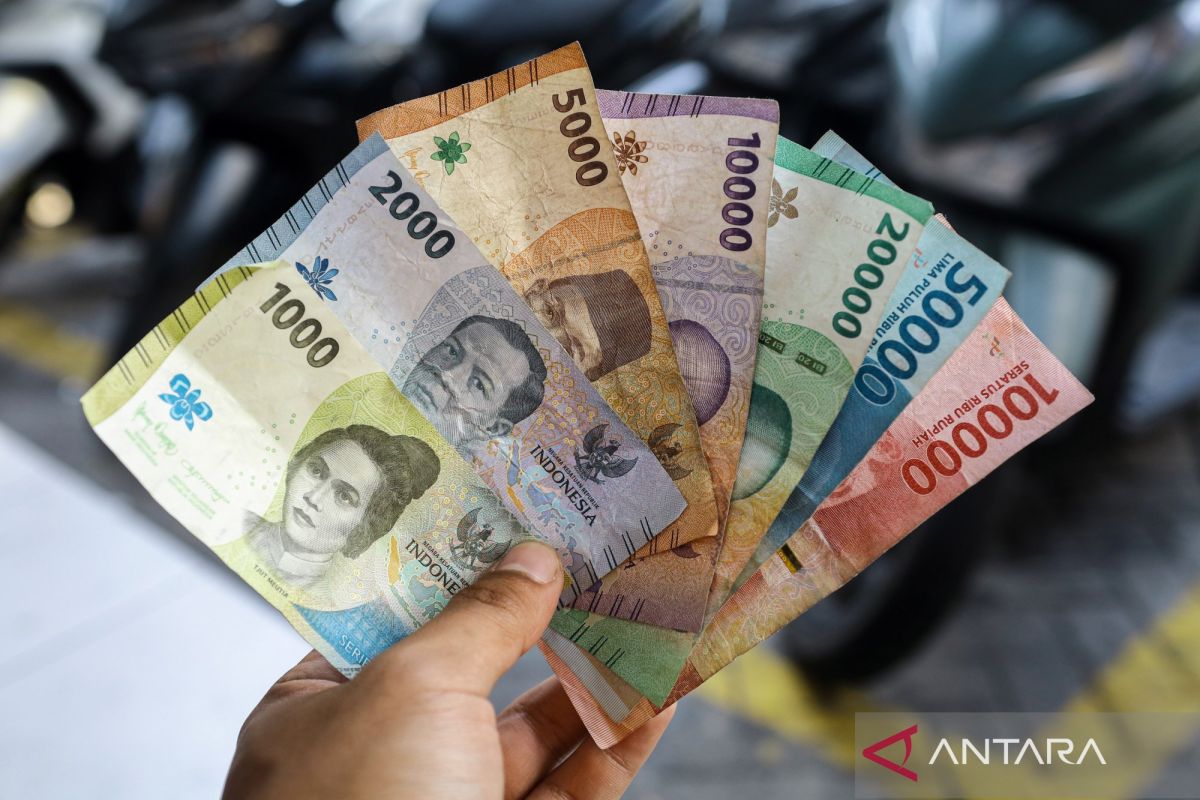 Rupiah Weakens on Negative Domestic Sentiment
