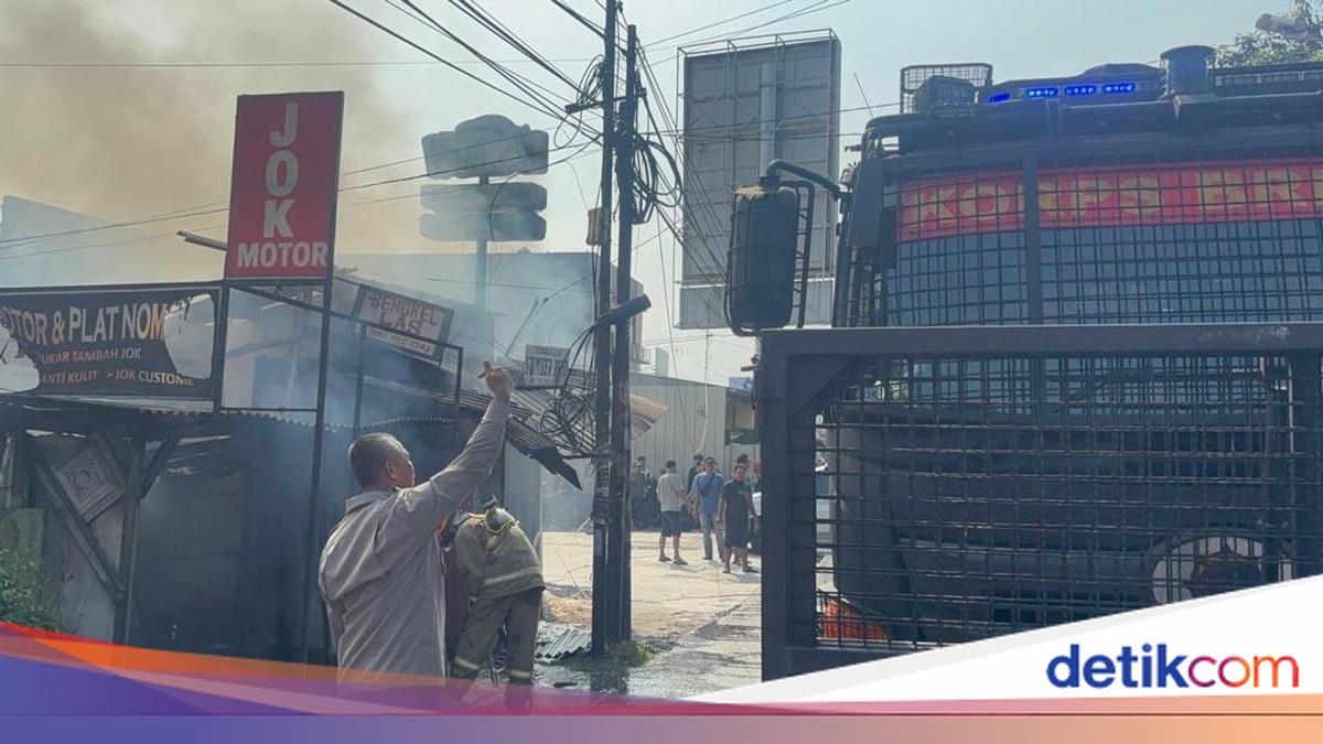 Brimob Deploys Water Cannon to Help Extinguish Kiosk Fire in South Tangerang