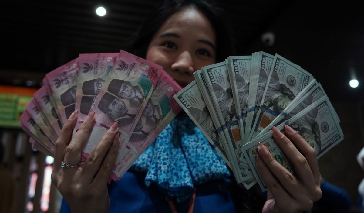 Rupiah Weakens Due to Multiple Negative Domestic Sentiments