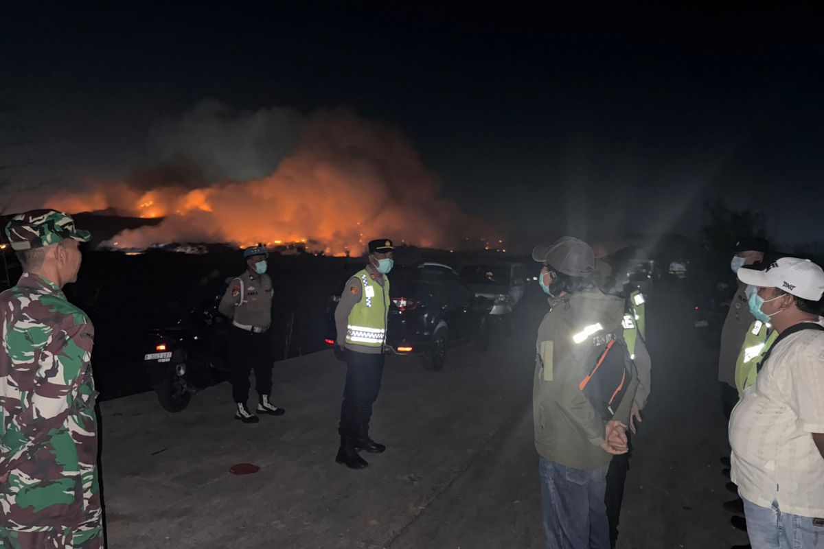 Banten Police Evacuate 64 Residents Amid Mauk Landfill Fire