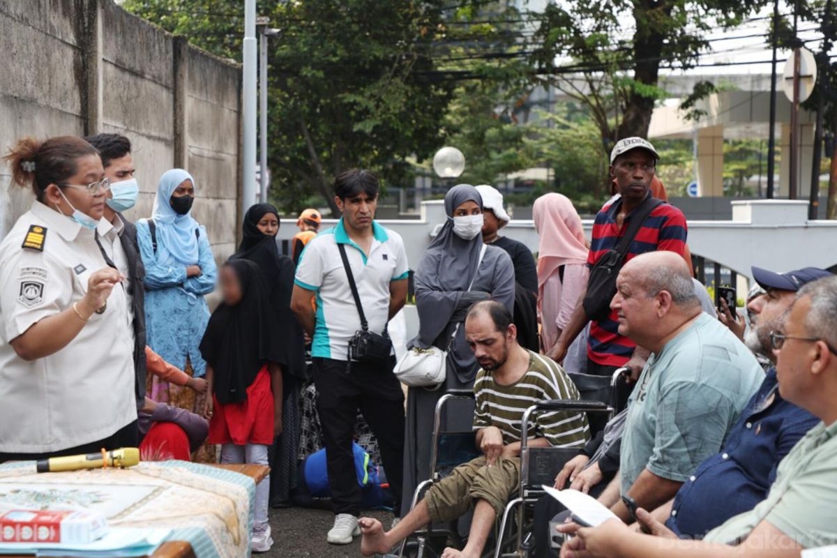 South Jakarta Authorities Clear Foreign Refugees Camping on Pavement Outside UNHCR Office