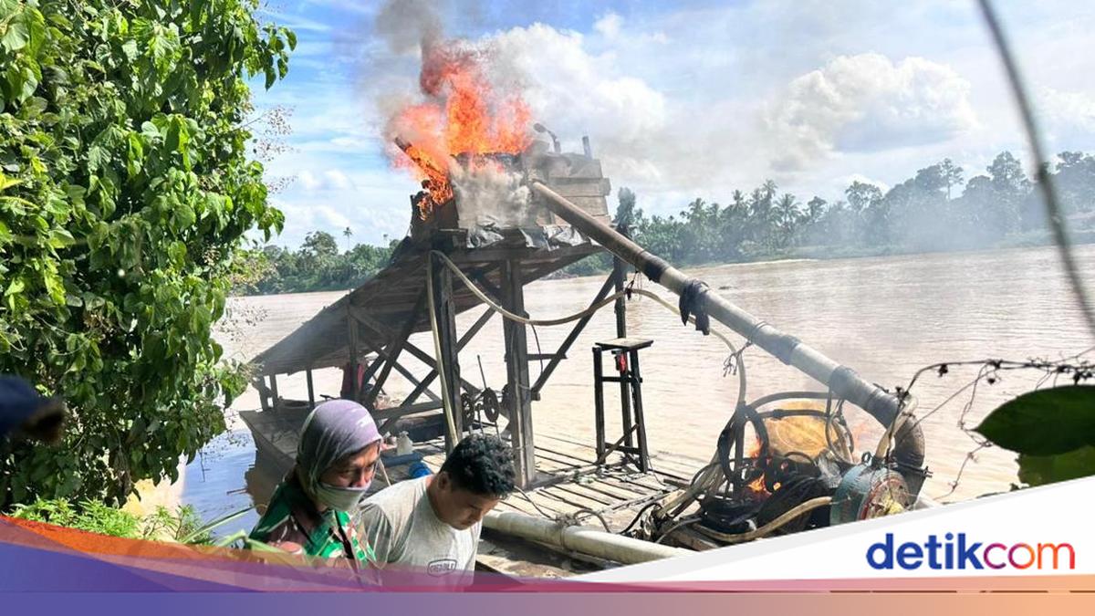 Police Destroy 12 Illegal Gold Mining Rafts in Kuantan River Operation