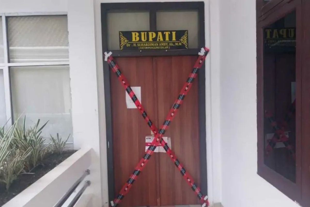 Acting Regent of Kuansing Riau Continues Working Despite KPK Sealing Office