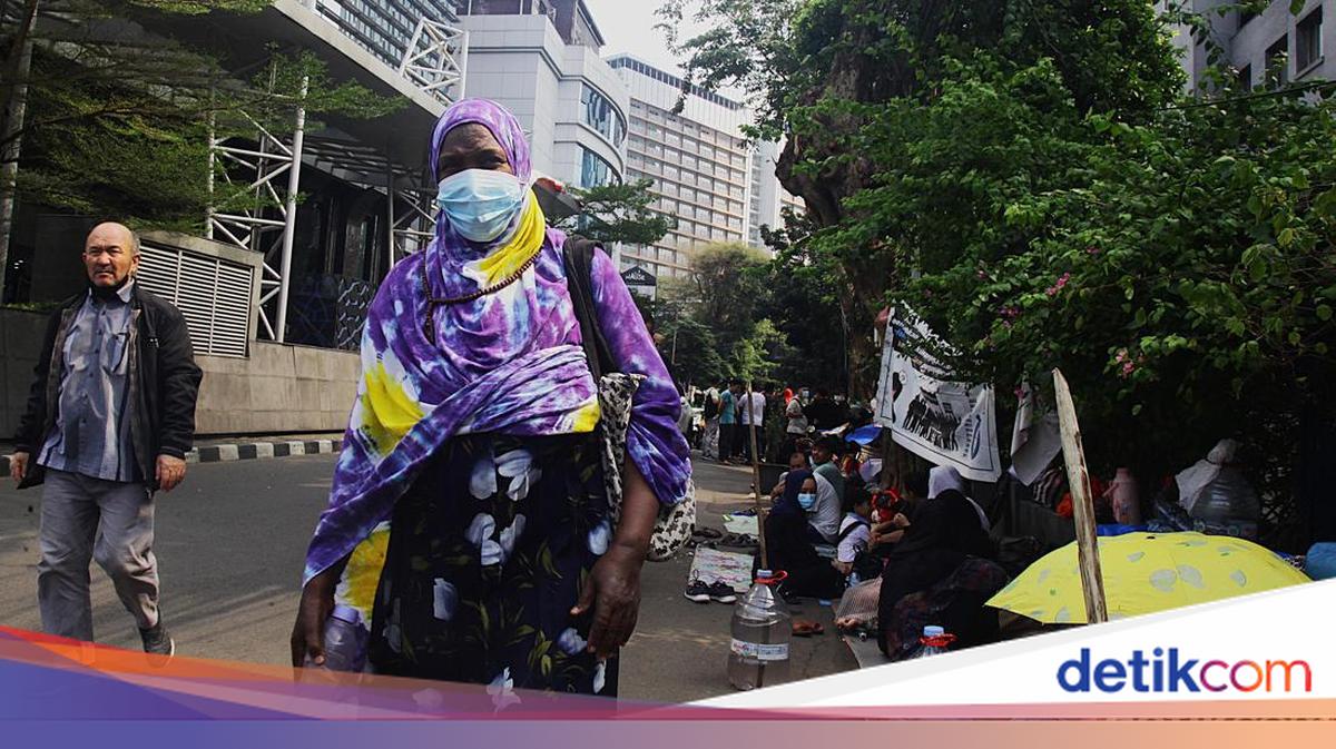 Foreign Refugees Camping on UNHCR Office Pavement in South Jakarta to Be Relocated