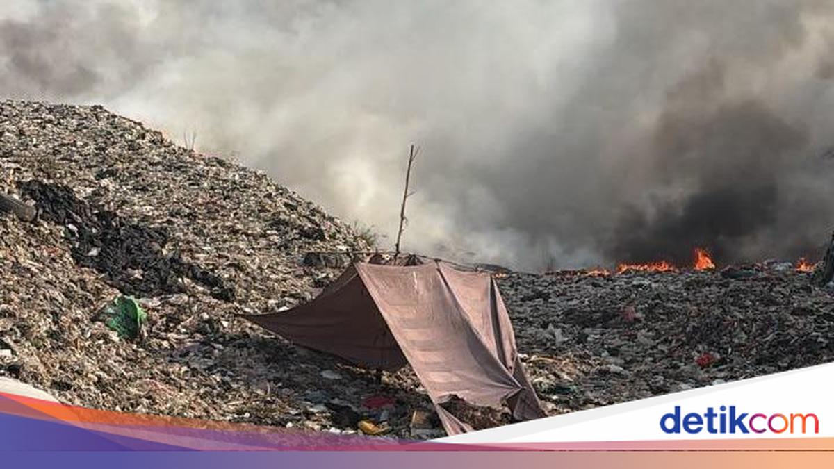 Banten Governor Says Jatiwaringin Landfill Waste Pile as High as Seven-Storey Building