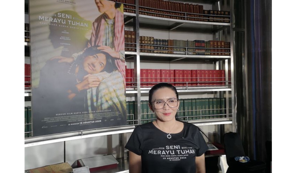 Rieke Diah Pitaloka Promotes Literacy at Launch of Film 'Seni Merayu Tuhan'