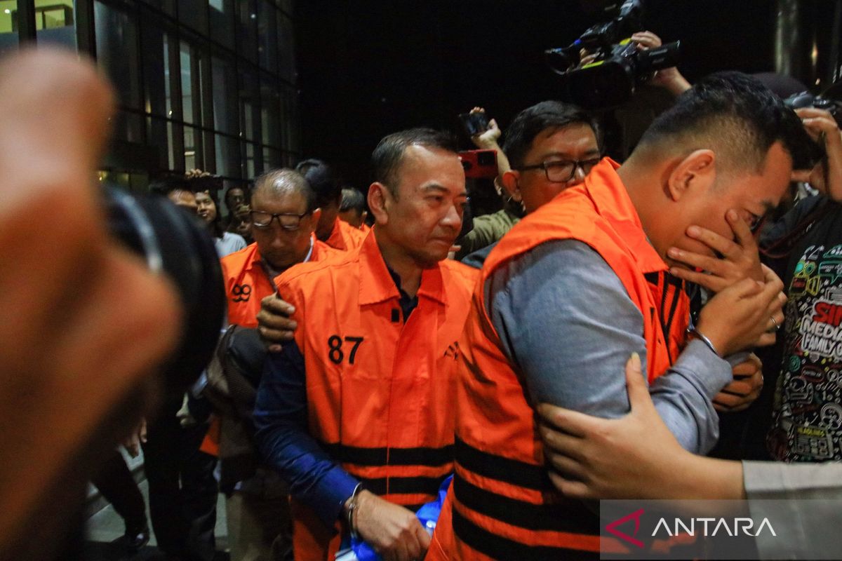 Three former Customs and Excise officials face first trial in bribery case