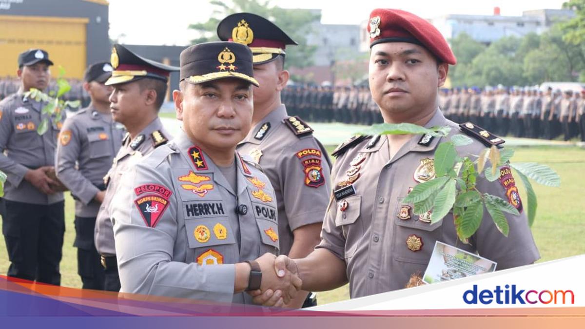Riau Police Chief Gives Tree Seedlings as Gifts During Promotion of 1,126 Personnel
