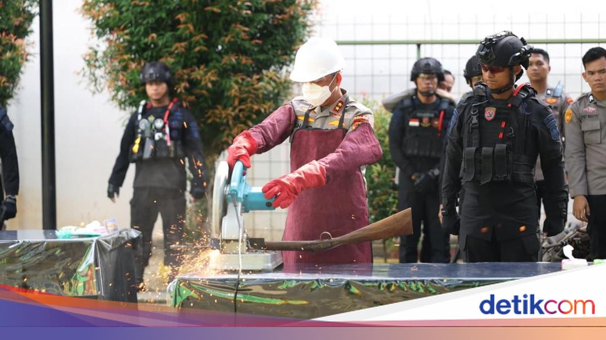 South Sumatra Police Destroy 397 Illegal Firearms Seized in Major Operation
