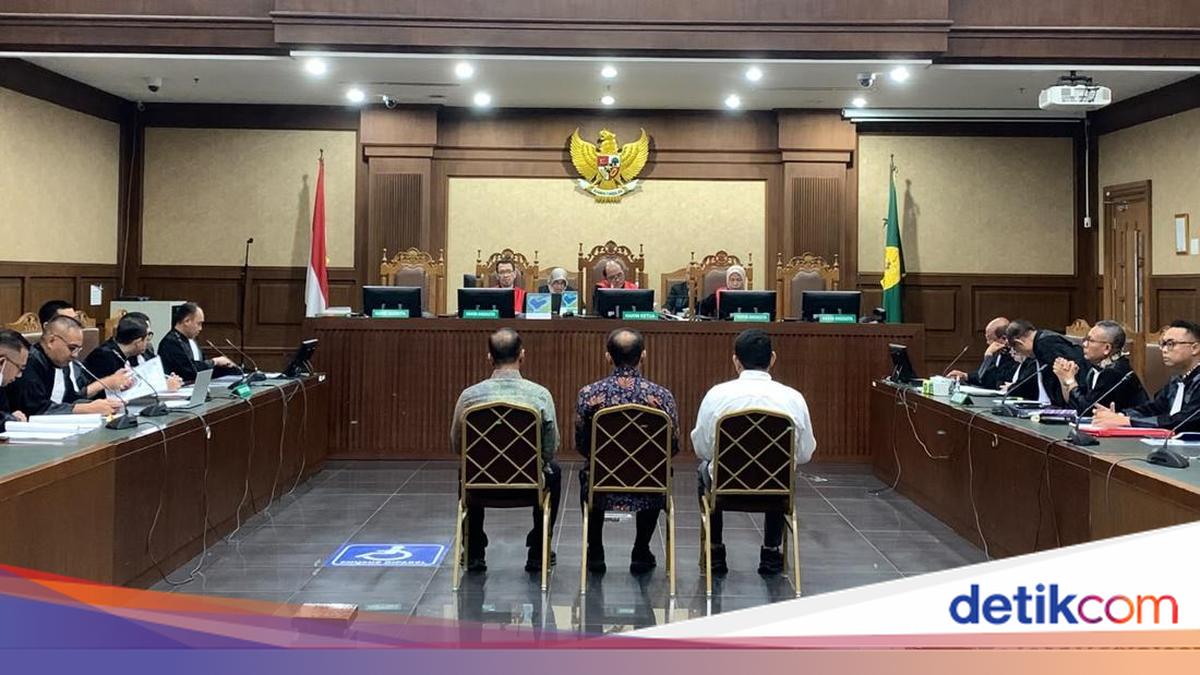Three Customs Officials Charged with Accepting Bribes and Gratuities Totalling Rp 78.8 Billion