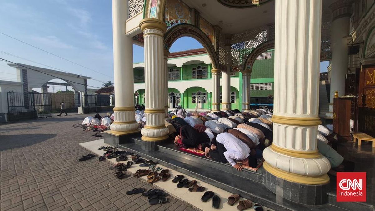 Jatiwaringin Landfill Fire Rages On, Residents Pray for Rain