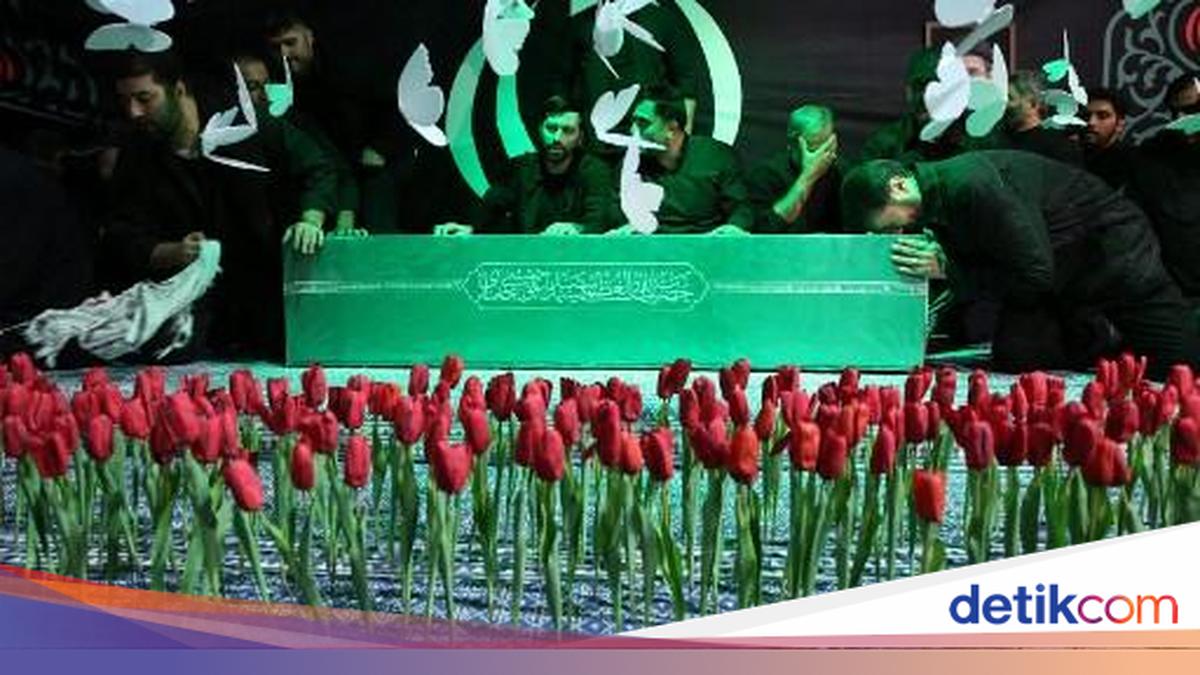 Ayatollah Khamenei's Coffin Displayed as Mourners Weep at Pre-Funeral Ceremony