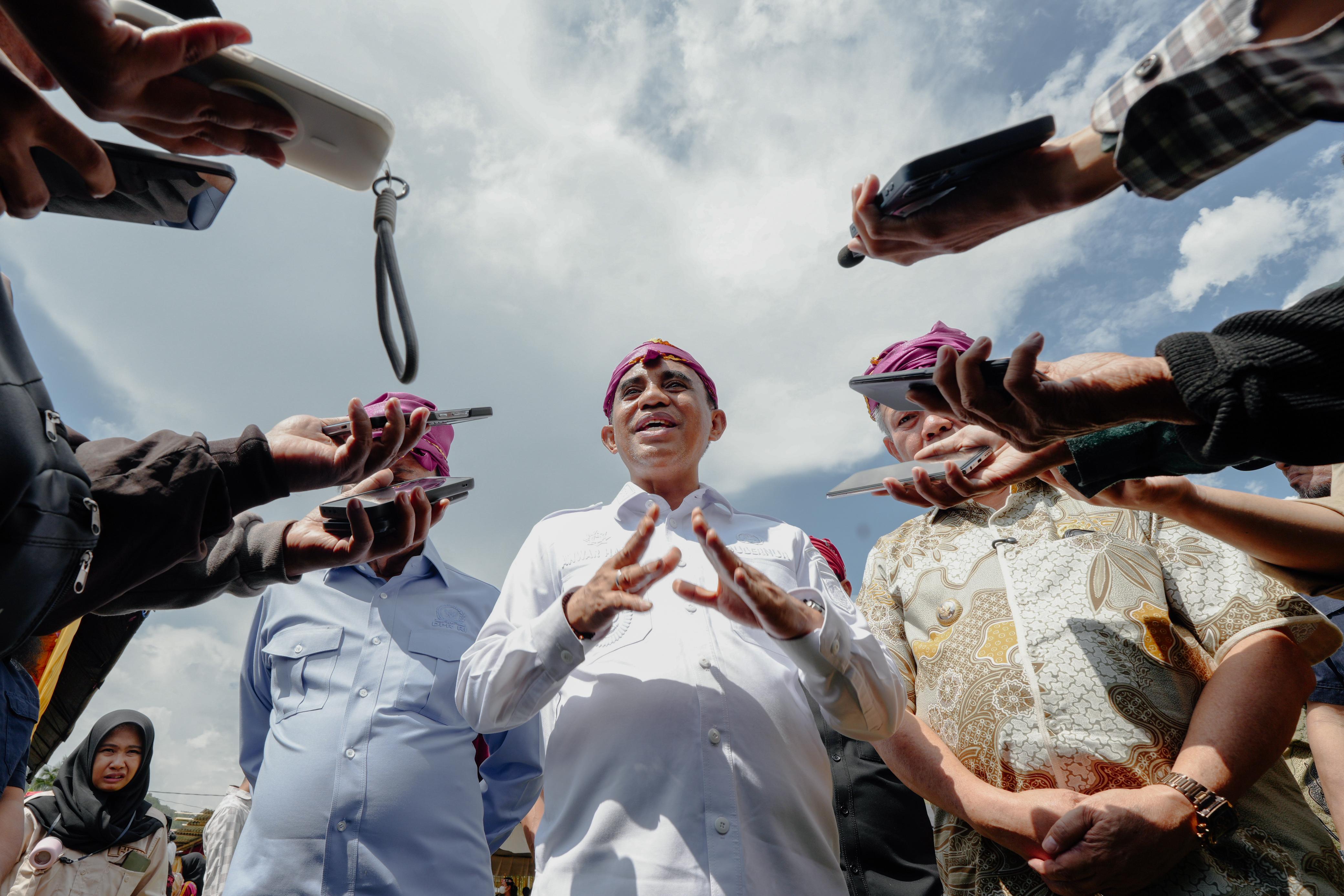 Central Sulawesi Governor Orders End to Long-Term Tent Use for Earthquake Refugees