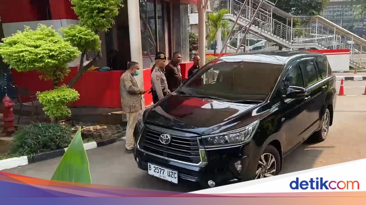 Langkat Regent Arrives at KPK After Being Caught in Project Bribery Sting