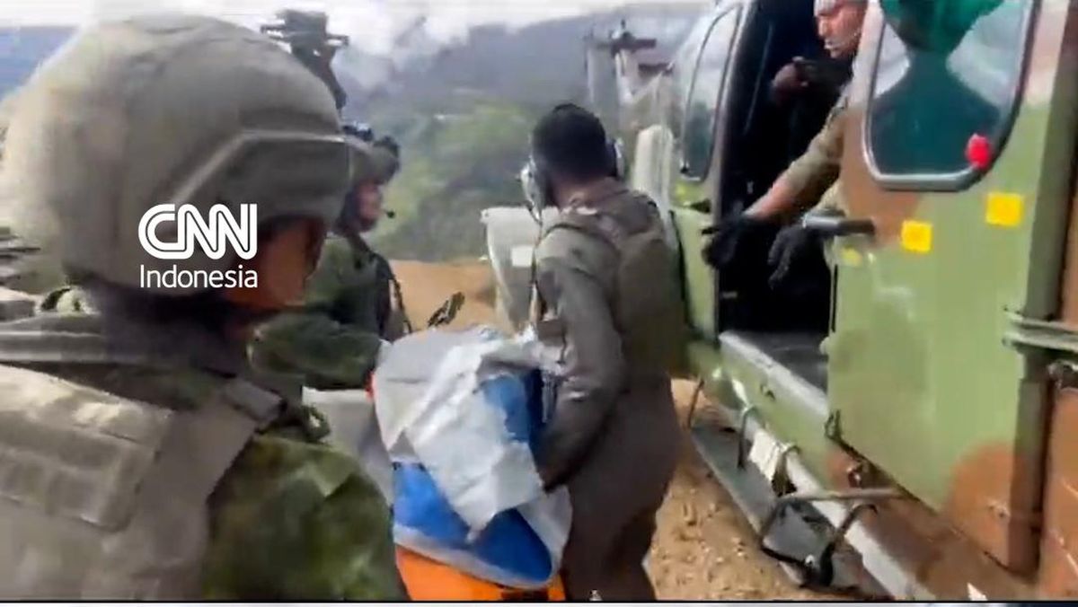 Moments of TNI Evacuating Body of US Pilot Killed by Armed Criminal Group