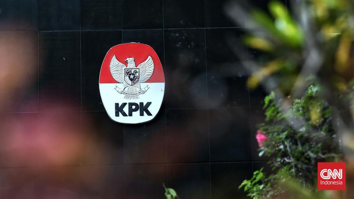 Langkat Regent Syah Afandin Arrives at KPK Building