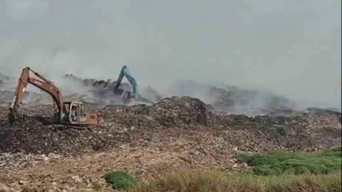 Firefighting Efforts Continue at Jatiwaringin Landfill in Tangerang