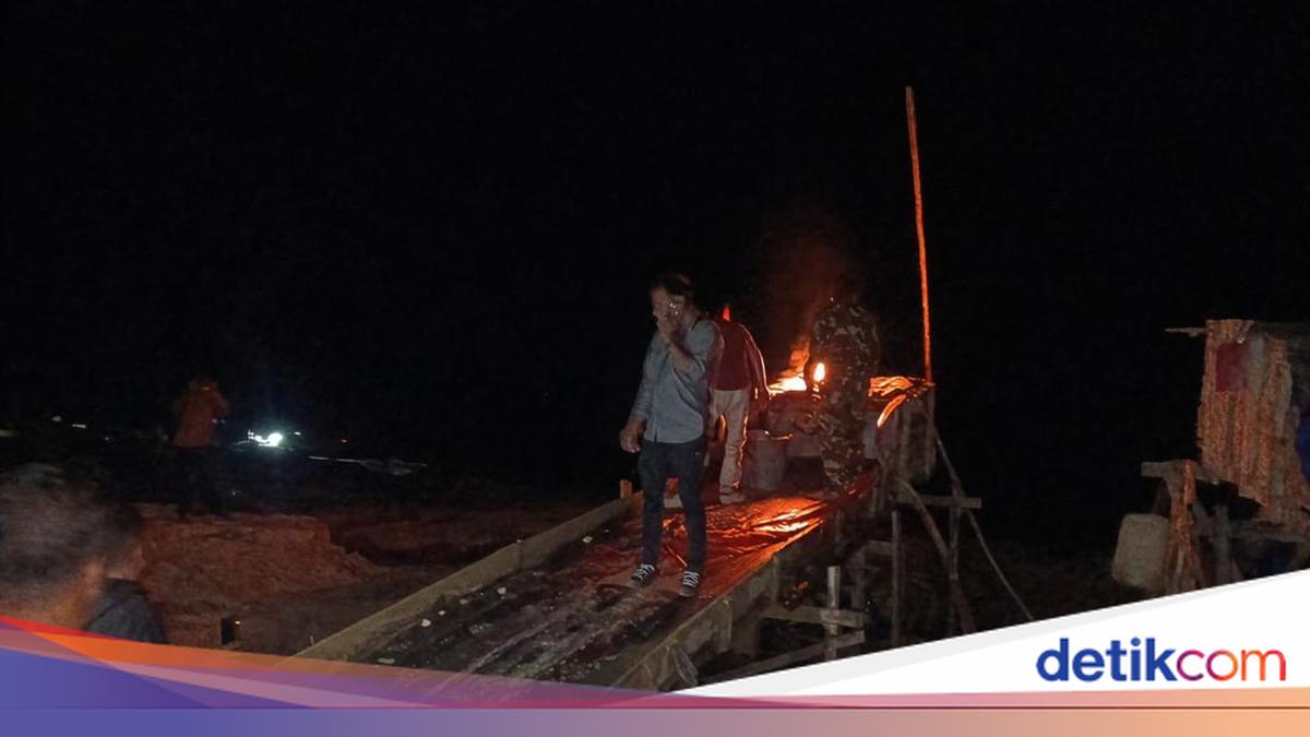 Silent Night Operation: Police Destroy Two Illegal Gold Mining Rafts in Kuansing