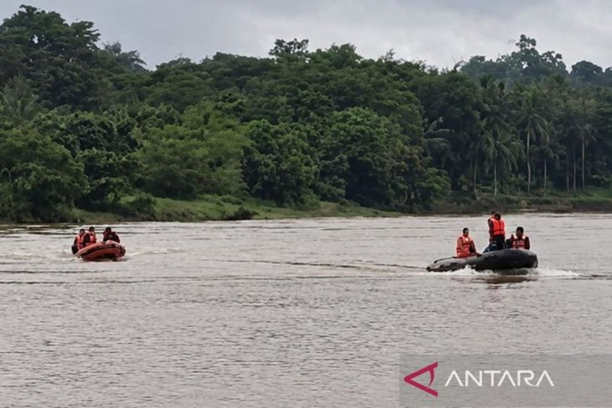 Joint team searches for two police officers swept away in river during drug lord arrest