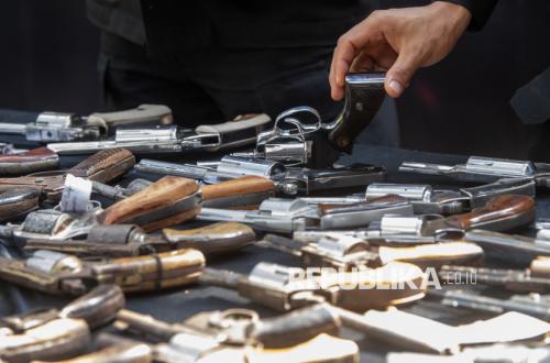 South Sumatra Police Destroy Hundreds of Illegal Homemade Firearms