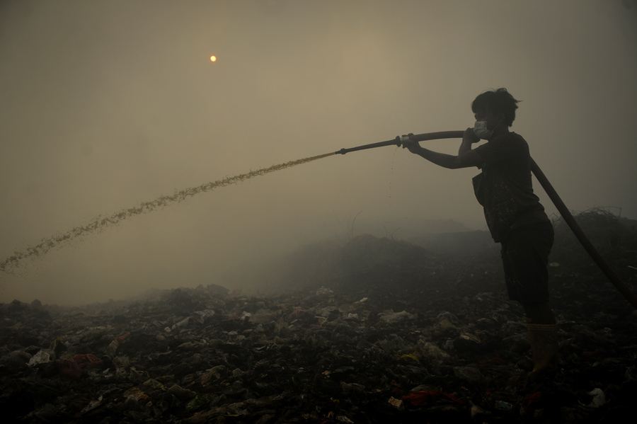 KLH Deploys 30 Manggala Agni Personnel to Accelerate Jatiwaringin Landfill Fire Suppression