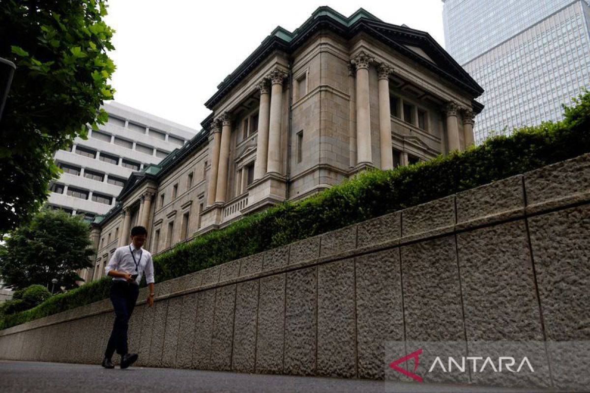 Japan Commits to Managing Debt Levels Amid Continued Yen Weakness