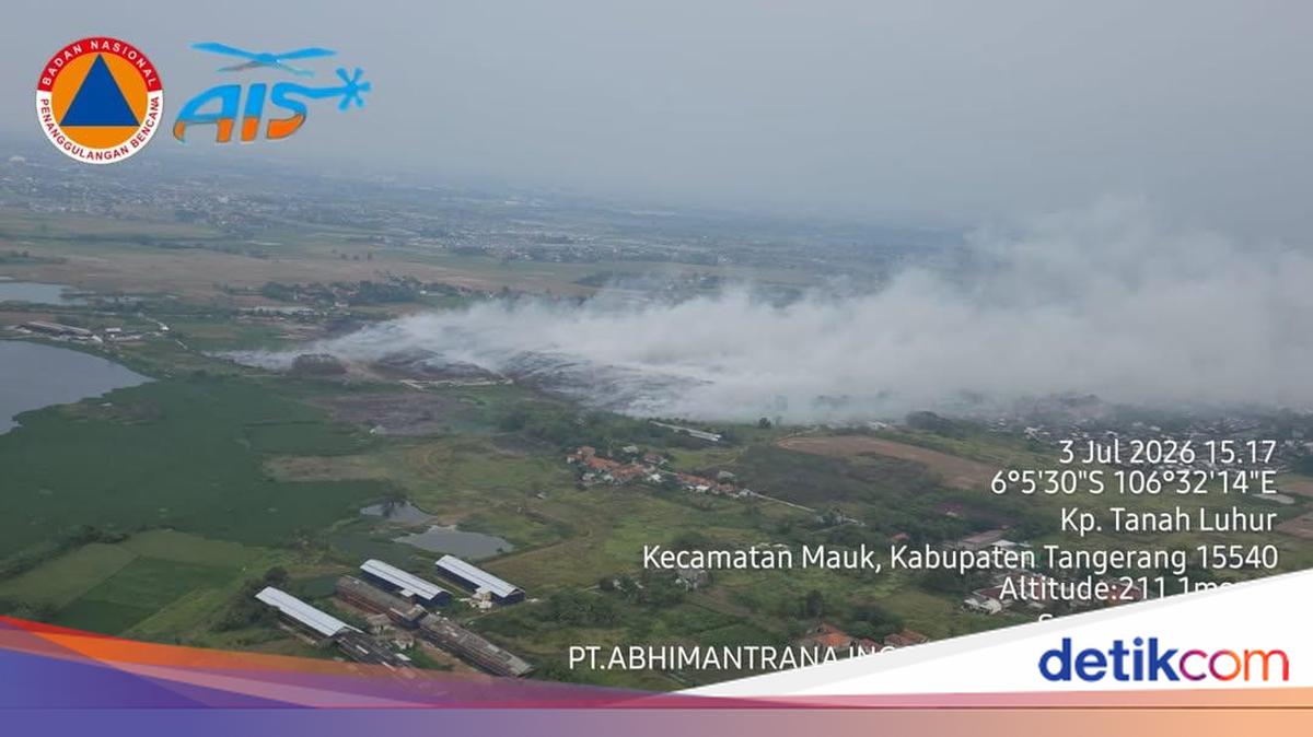 Strong Winds Push Jatiwaringin Landfill Smoke Towards Rajeg Mulya