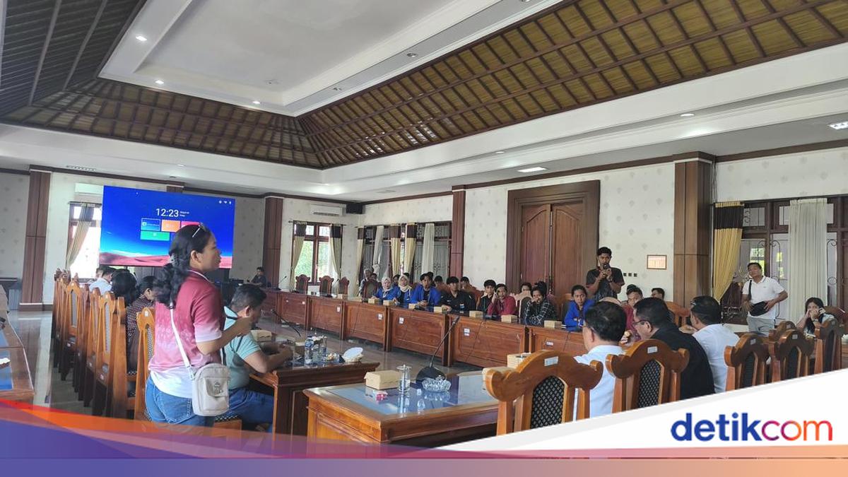 Students Stage Another Protest at Buleleng DPRD, Highlight Road Conditions and Singaraja Titik Nol