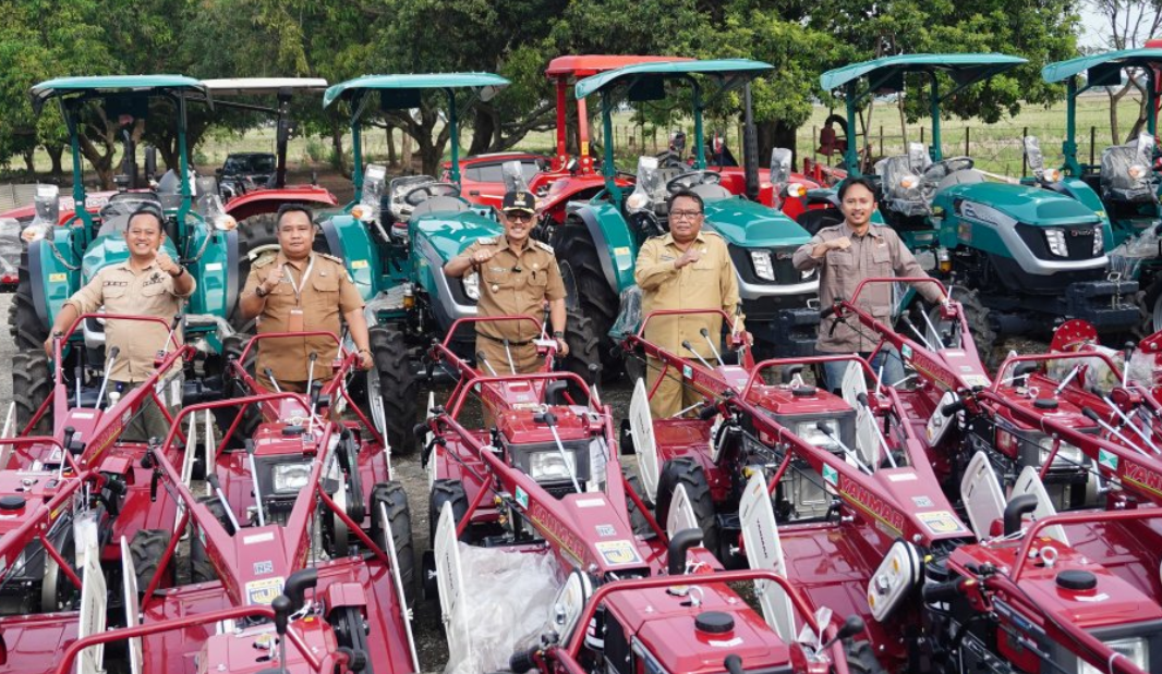Agriculture Ministry Distributes 300 Water Pumps in Indramayu to Tackle Drought