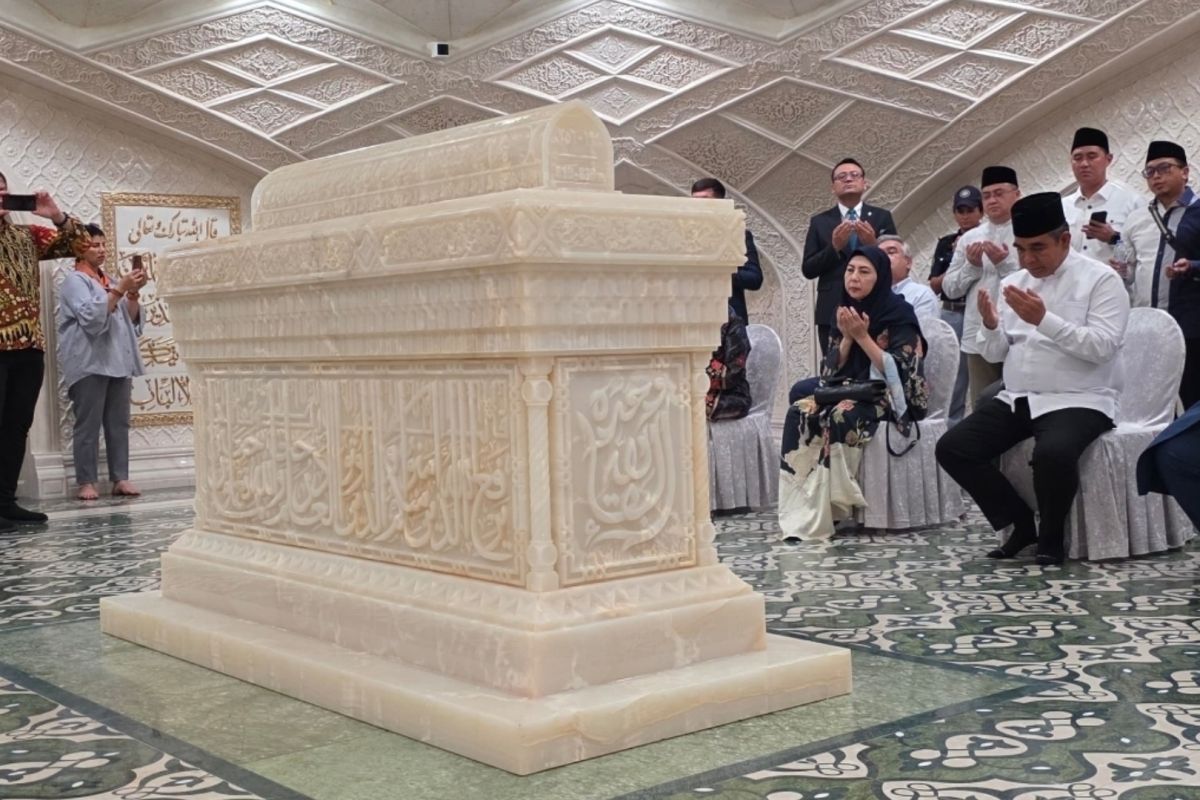 MPR Speaker Highlights Soekarno's Role During Visit to Imam Bukhari's Tomb