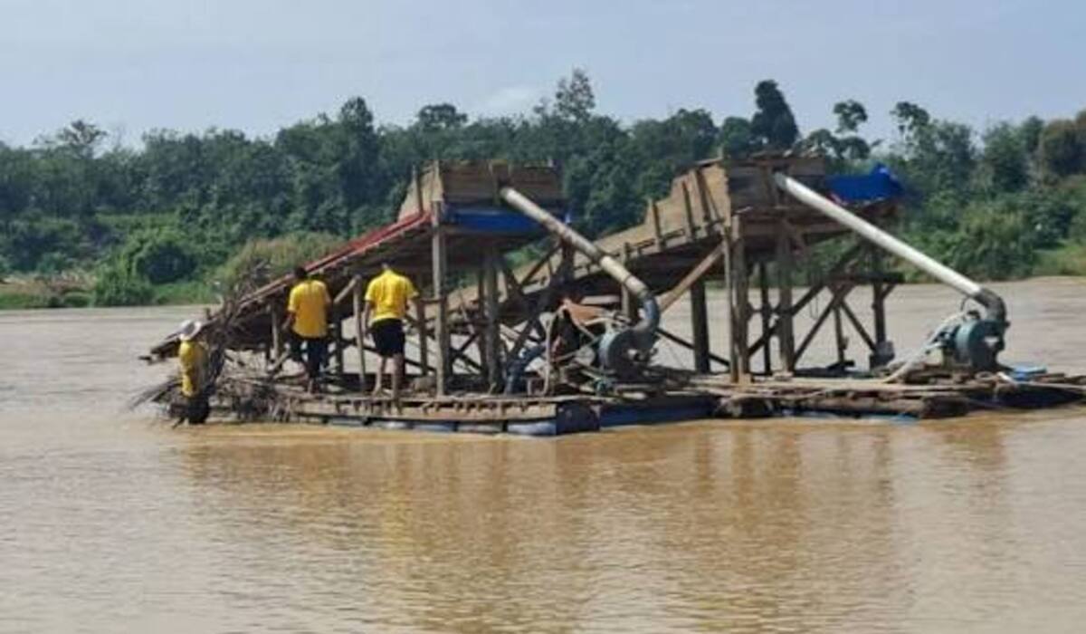 Police Destroy 12 Illegal Gold Mining Rafts in Riau's Kuansing