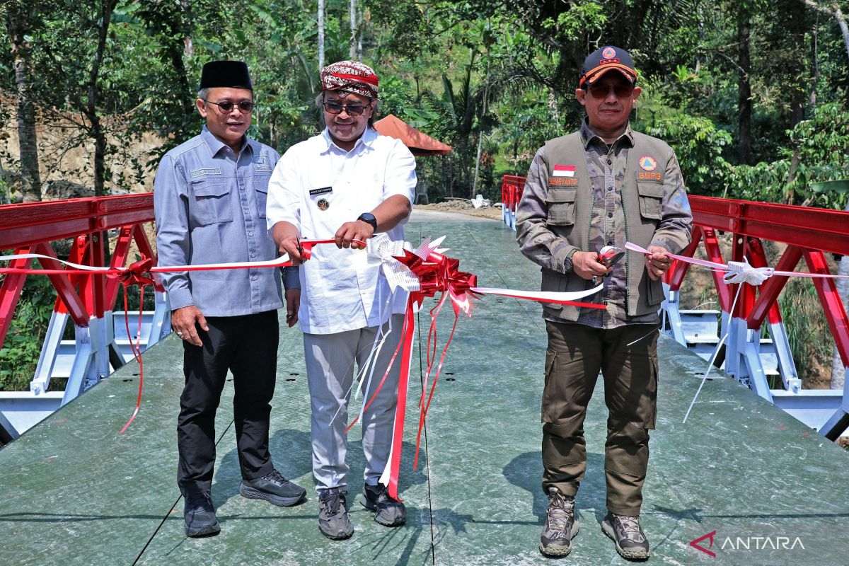 BNPB inaugurates emergency suspension bridge in Temanggung, Central Java