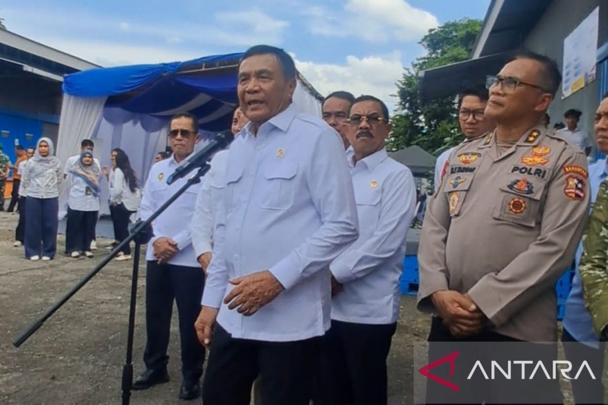 Coordinating Minister for Political and Security Affairs Inspects North Sumatra Bulog Warehouse, Confirms Adequate Rice Reserves