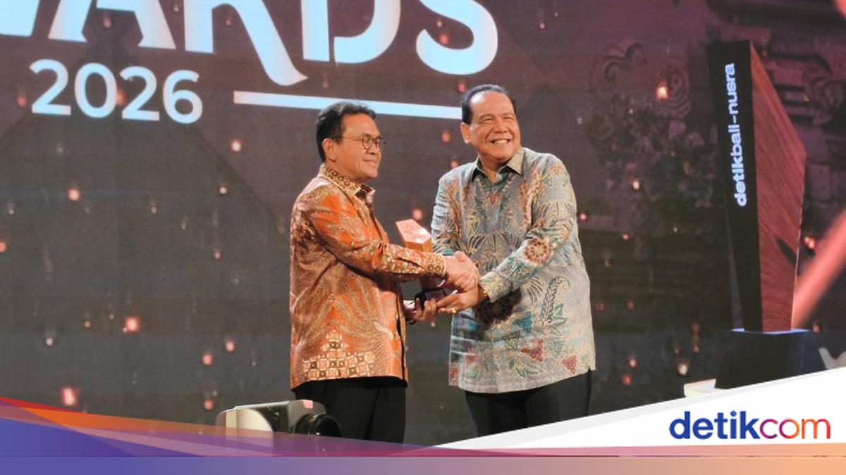 Trade Minister Receives Award for Driving Self-Sufficient Village Economic Transformation
