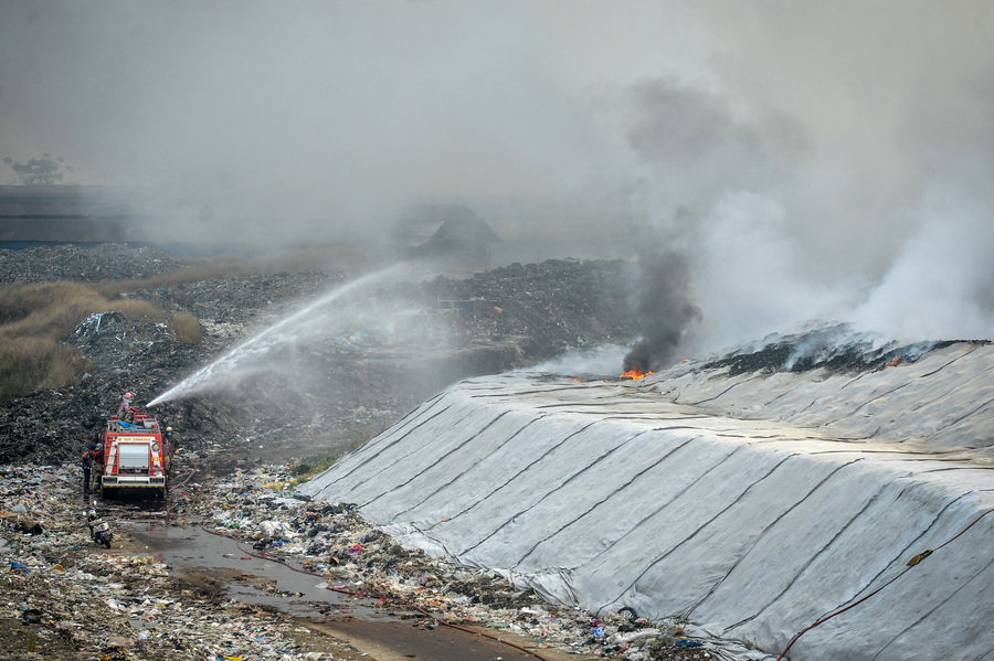 Tangerang Residents Urged to Wear Masks as Jatiwaringin Landfill Fire Worsens Air Quality