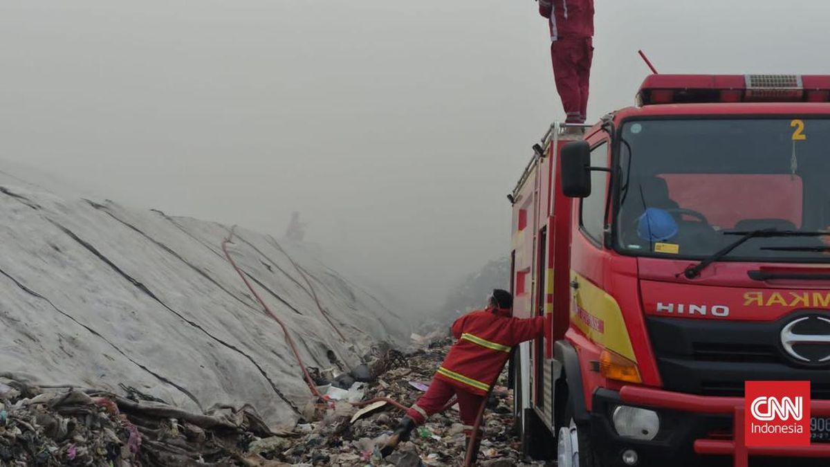 Jatiwaringin Landfill Fire Still Raging After Four Days, 30% Contained