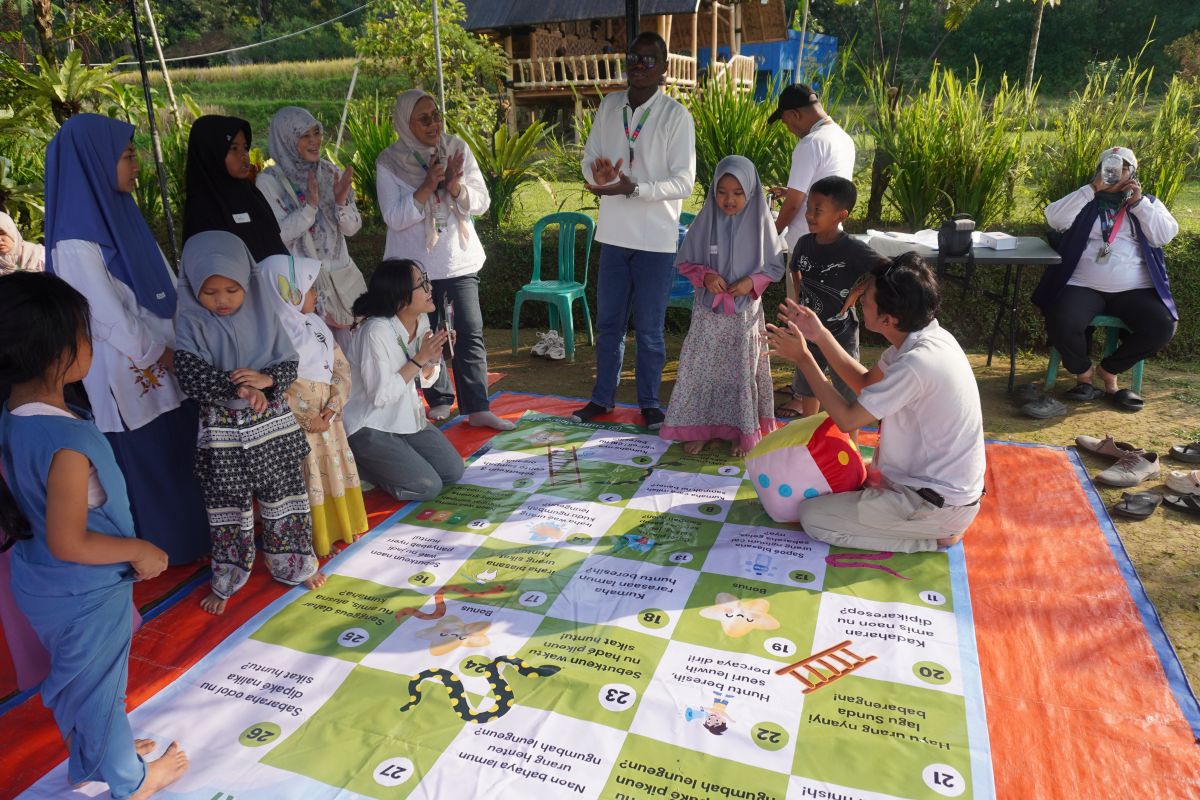 UI Engages International Students in Health Education Through Sundanese Snakes and Ladders