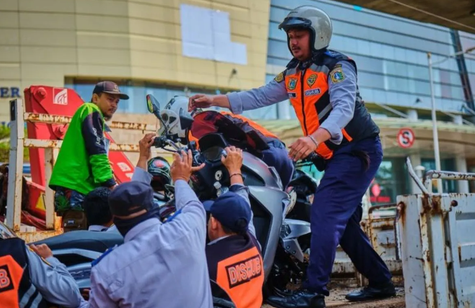 South Jakarta Transportation Agency Clears Illegal Parking in Setiabudi, Dozens of Motorcycles Towed