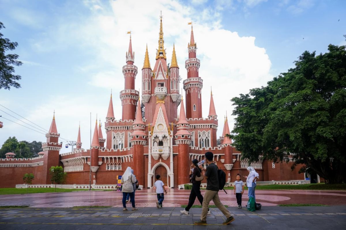 Holiday to Kampung Main presents educational entertainment during school break