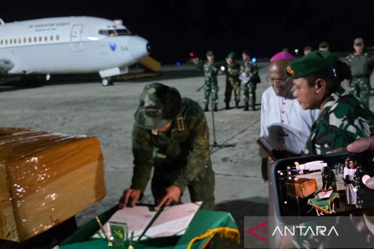 TNI Hands Over Body of Pilot Killed by Armed Criminal Group to AMA in Papua