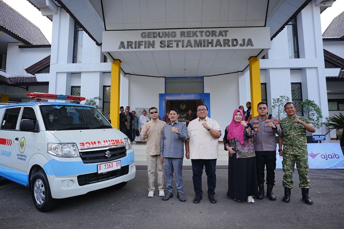 Andi Gani Donates Ambulance to Universitas Kuningan to Support Social Initiatives